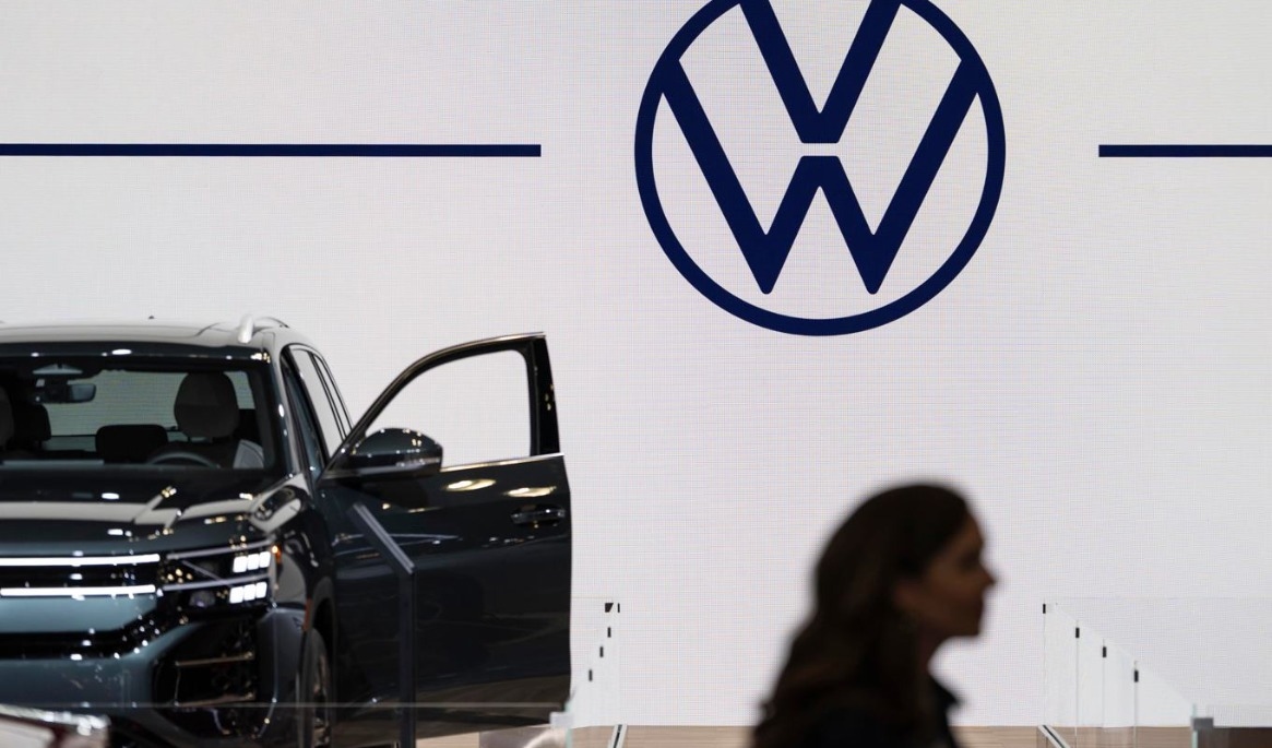Tuffa tider väntar Volkswagen. Men vad ligger bakom problemen? Arkivbild. Foto: Yuki Iwamura /AP/TT