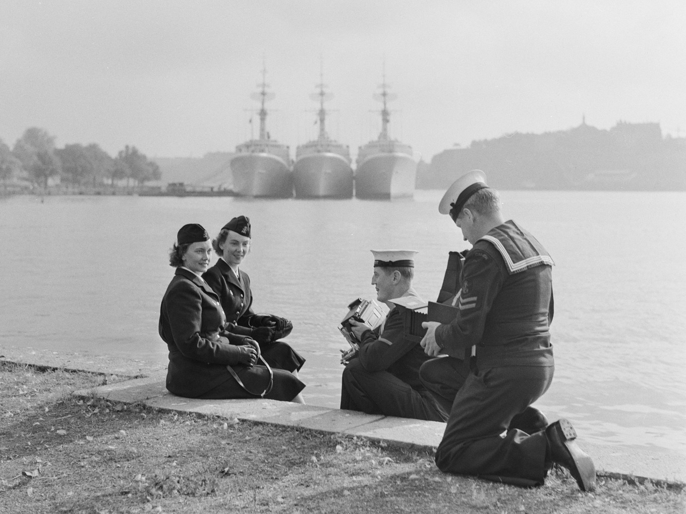 Svenska marinlottor fotograferas av kanadensiska flottister på besök. Stockholms örlogsstation, Skeppsholmen. Foto: Okänd fotograf/Sjöhistoriska museets arkiv/SMMTF