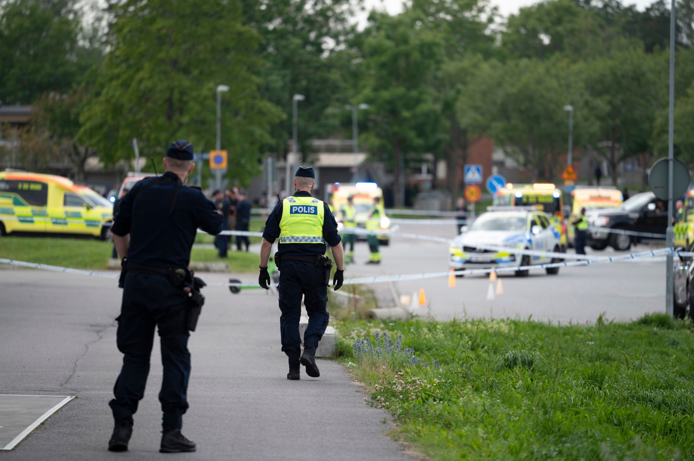 Polis på plats utanför Örebro moské i stadsdelen Vivalla efter mordet i augusti förra året. Foto: Filip Grönroos / TT