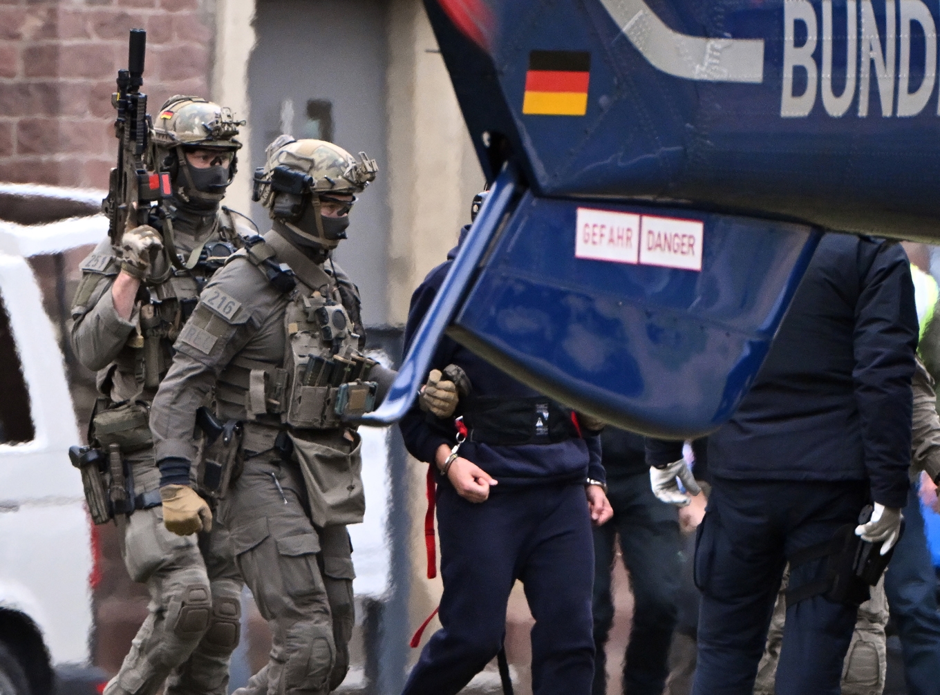 Den misstänkte fördes till en domstol i Karlsruhe i Tyskland i november i fjol. Foto: Uli Deck/DPA via AP/TT
