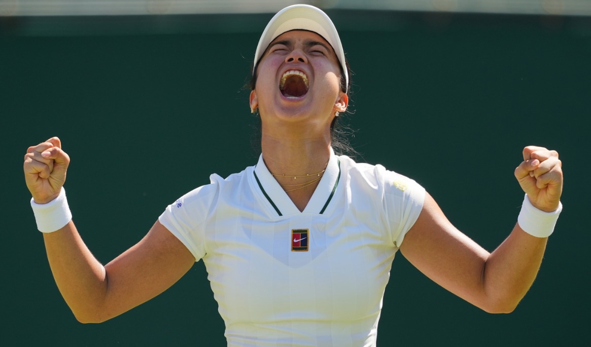 Alexandra Eala, Filippinerna, jublar efter att ha skrivit historia i Wimbledon. Foto: Kin Cheung /AP/TT