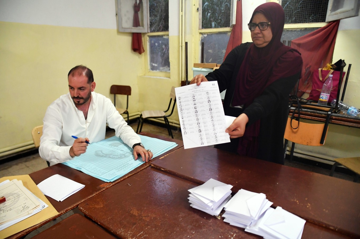 Valarbetare räknar röster efter parlamentsvalet i Algeriet. Foto: Fateh Guidoum/AP/TT