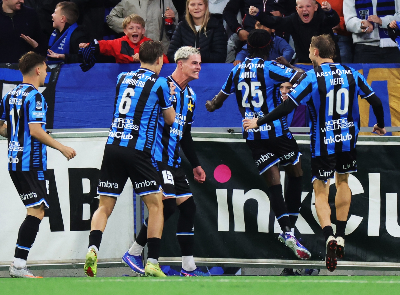 Sirius fyramålsskytt Robbie Ure, i mitten, jublar med sina lagkamrater. Foto: Pär Bäckström/TT/TT