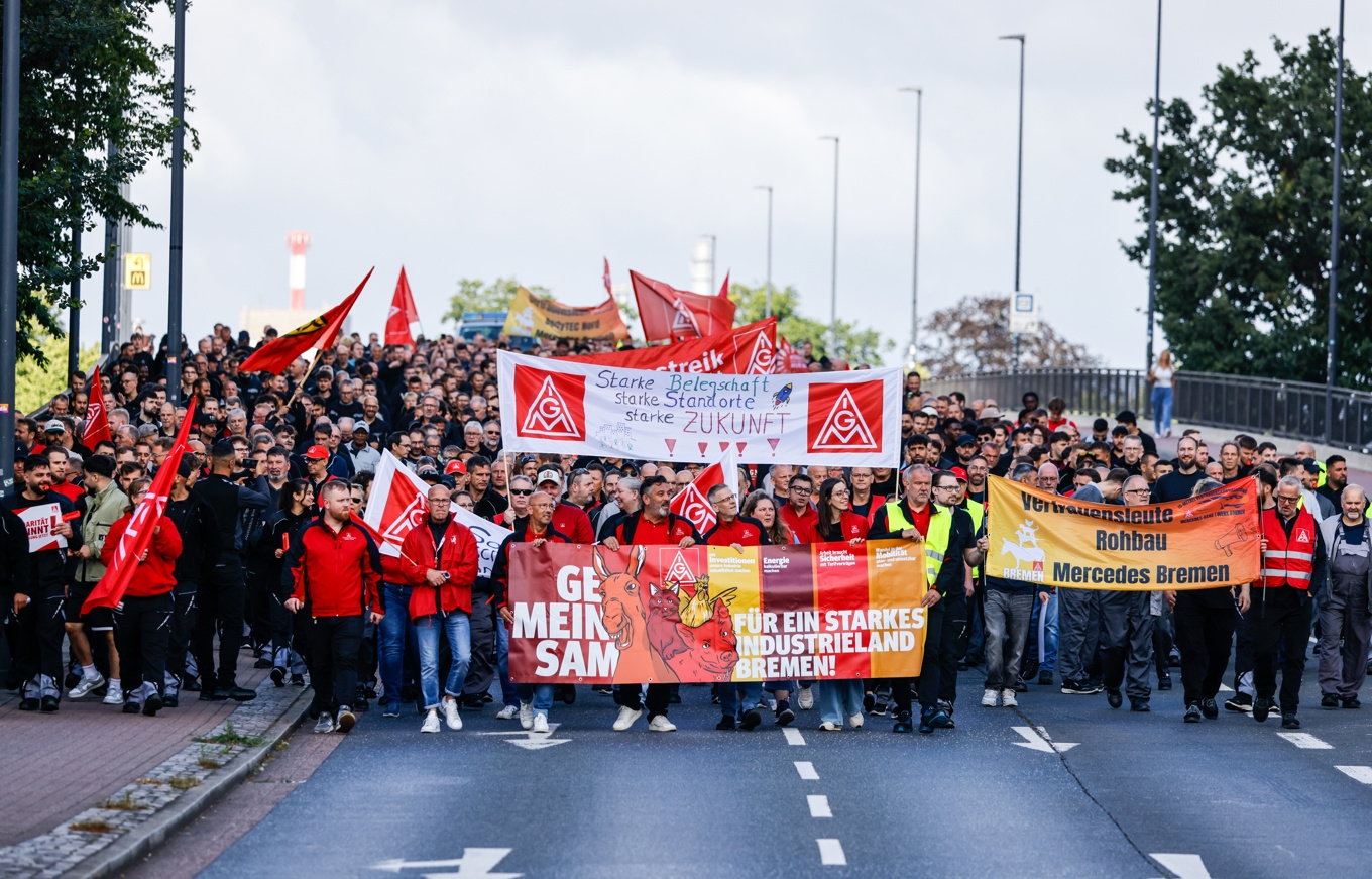 Anställda vid Mercedes-Benz demonstrerade på fredagen över hela Tyskland. Bilden är tagen i Bremen. Foto: Focke Strangmann/AP/TT