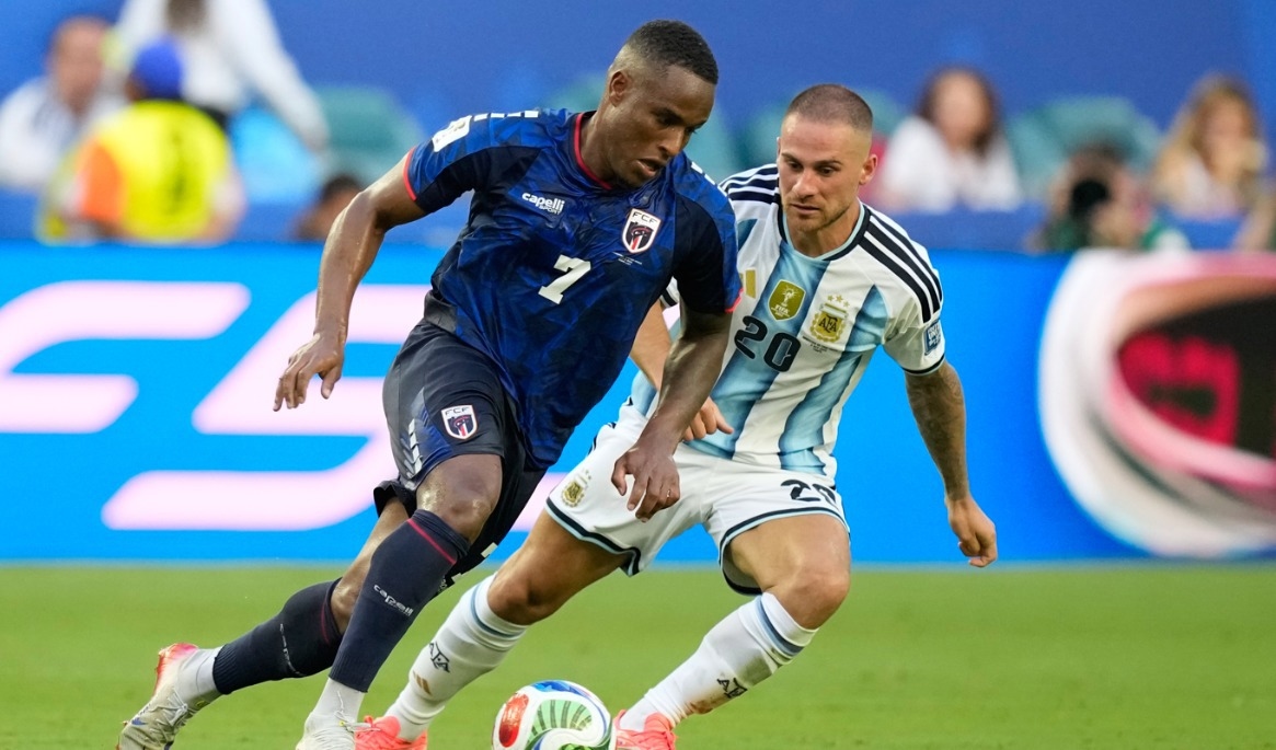 Kap Verdes Jovane Cabral och Argentinas Alexis Mac Allister. Foto: Rebecca Blackwell/AP/TT