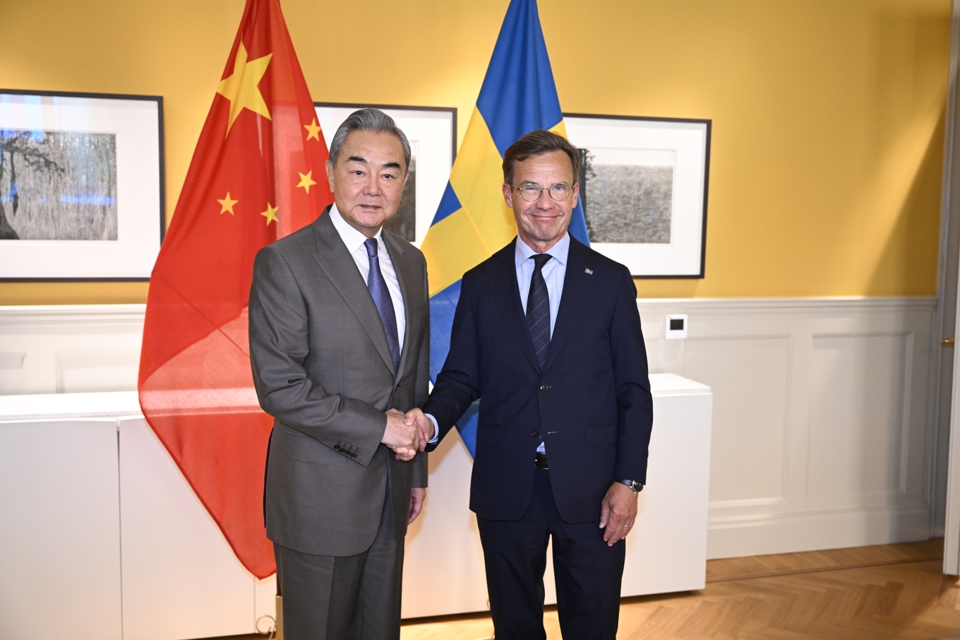 Kinas utrikesminister Wang Yi tas emot av statsminister Ulf Kristersson (M). Foto: Jessica Gow/TT