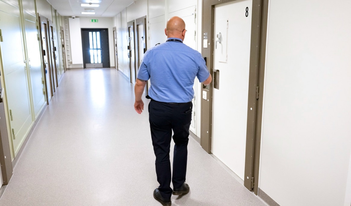 Johan Fritioff, biträdande kriminalvårdschef, visar upp avdelningen där barn ska avtjäna straff. Foto: Pontus Lundahl/TT