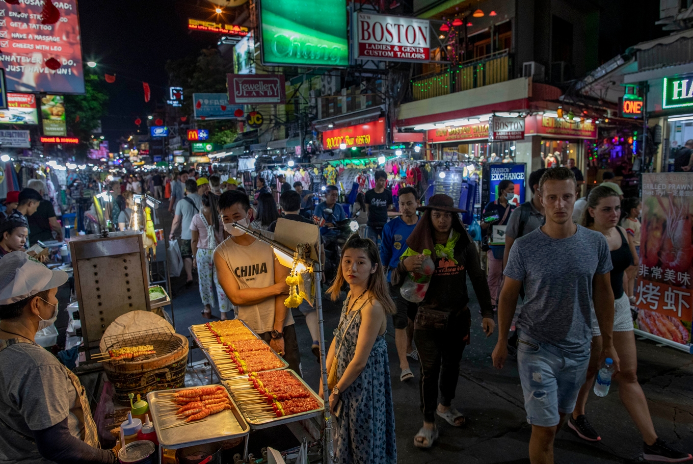 Khao San road i Thailands huvudstad Bangkok är ett populärt resmål för backpackers och budgetresenärer från hela världen. Och enligt turistmyndigheten ska även resenärer med begränsad budget fortfarande vara välkomna i landet. Arkivbild. Foto: Gemunu Amarasinghe/AP/TT