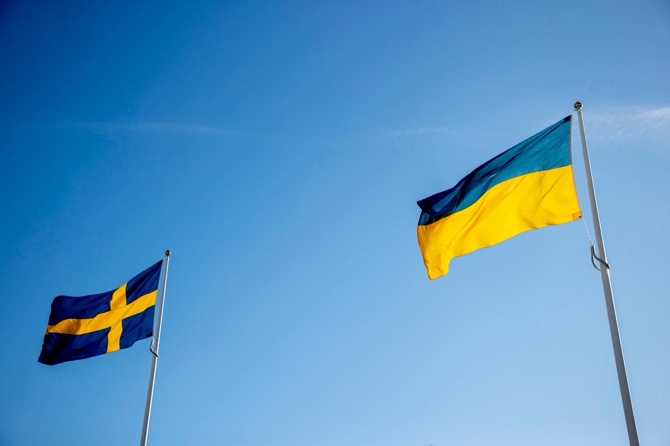 En svensk flagga och en ukrainsk flagga. Volontären som skadades i Ukraina var på plats för att dela ut förnödenheter till behövande. Arkivbild. Foto: Adam Ihse/TT