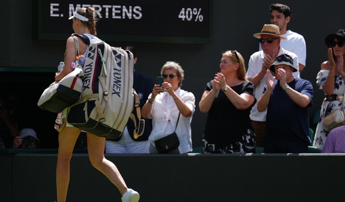 Jelena Rybakina lämnar Wimbledon efter förlusten mot Elise Mertens. Foto: Kirsty Wigglesworth /AP/TT