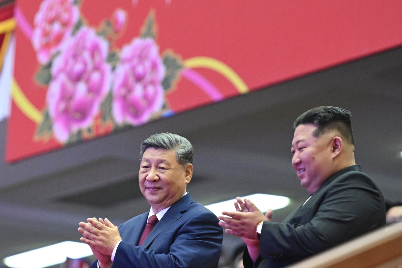 Kinas president Xi Jinping och Nordkoreas ledare Kim Jong-Un, på en bild som släppts av den statliga nyhetsbyrån Nya Kina (Xinhua) i samband med Xis Nordkoreabesök. Foto: Yan Yan/Xinhua via AP/TT