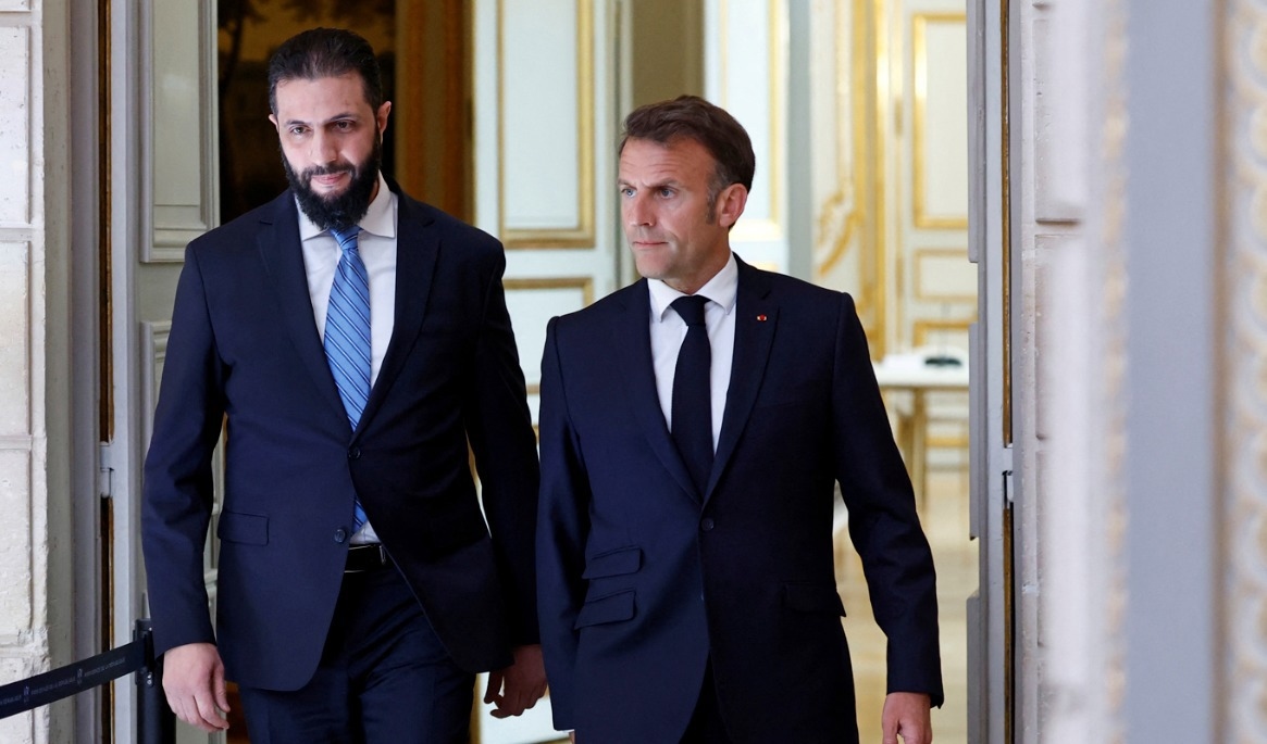 Syriens ledare Ahmed al-Sharaa och Frankrikes president Emmanuel Macron i Paris i maj fjol. Foto: Stephanie Lecocq/AP/TT