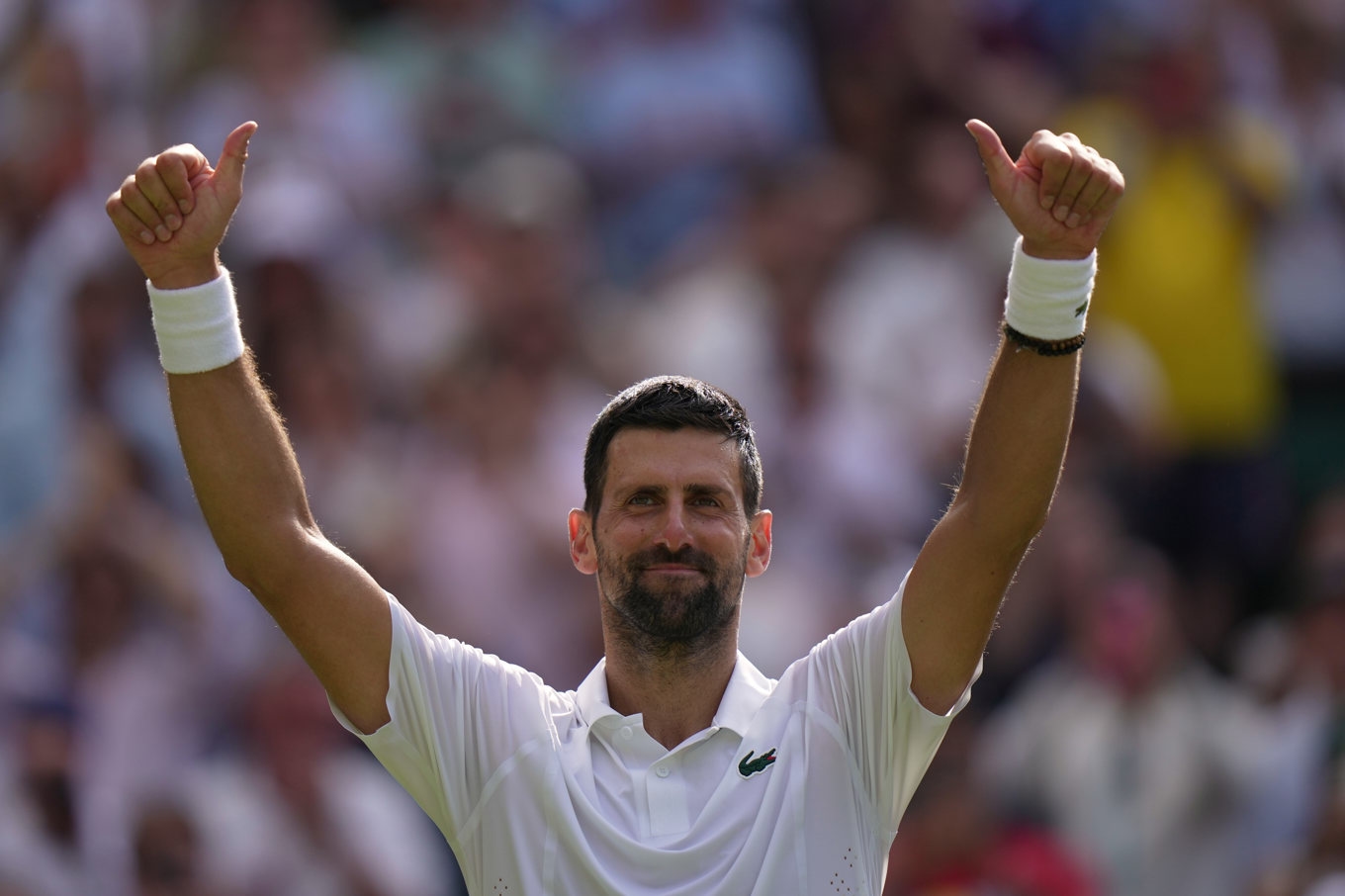 Tummen upp för Novak Djokovic i Wimbledon. Foto: Brian Inganga /AP/TT