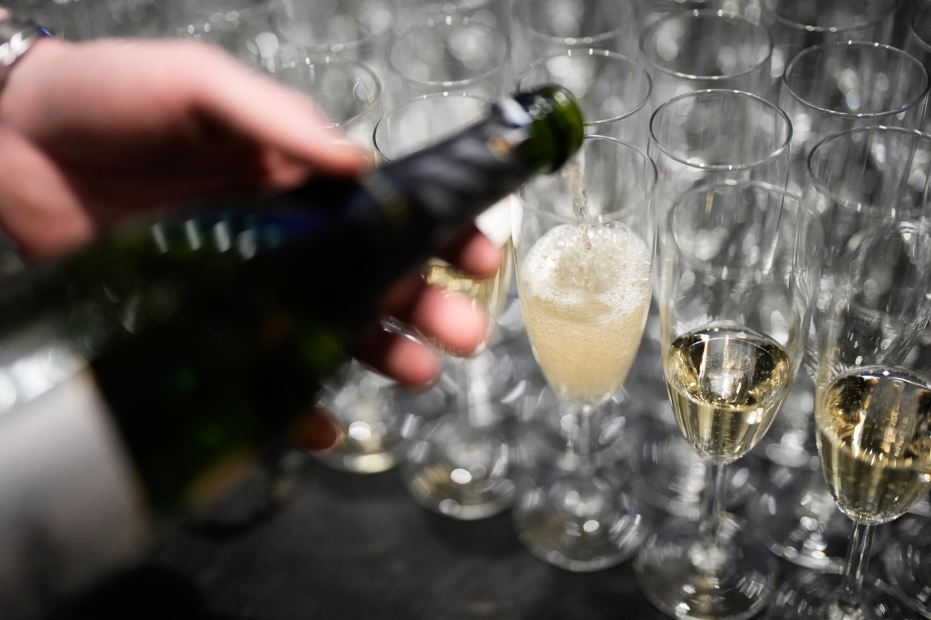 Fler får möjlighet att servera alkohol utan matkrav, men färre än väntat har ansökt. Foto: Björn Larsson Rosvall/TT