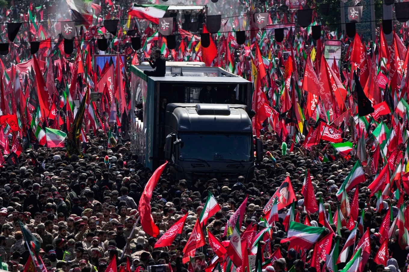 Lastbilen med ayatolla Ali Khameneis kista kryper genom folkmassor i Teheran på måndagen. Foto: Vahid Salemi/AP/TT