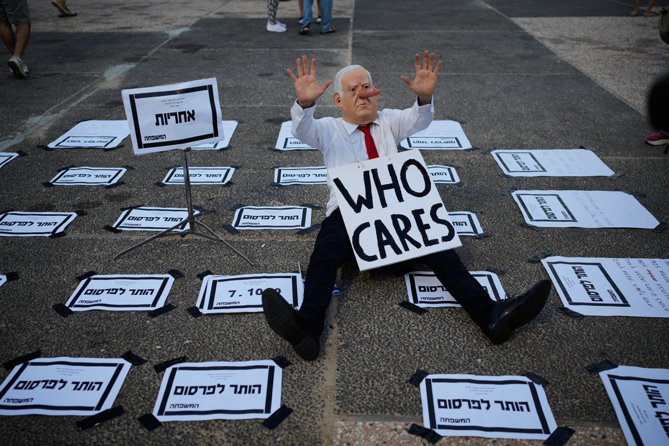 Förra veckan anordnades demonstrationer i Tel Aviv för att markera 1 000 dagar sedan Hamas dödliga terrorattack mot Israel 7 oktober 2023. Anhöriggrupper anklagar Netanyahu för att bry sig mer om makten än offren. Foto: Ohad Zwigenberg/AP/TT