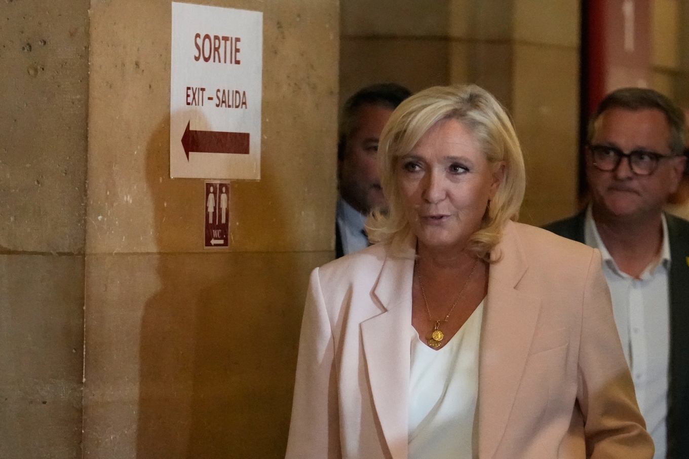 Marine Le Pen på väg in till rättssalen i Paris på tisdagen. Foto: Michel Euler/AP/TT
