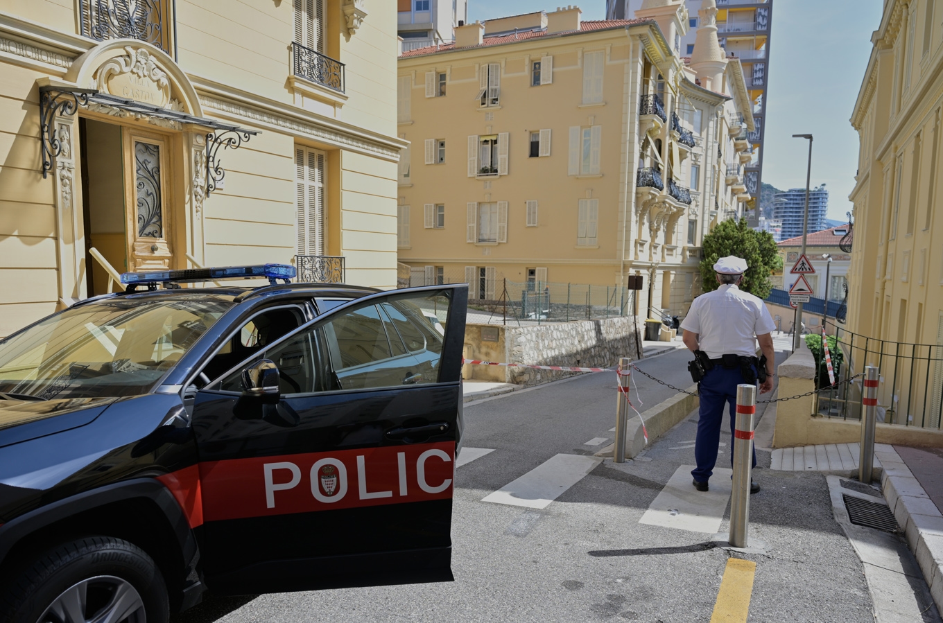 En polis står vakt på en gata i Monaco efter bombdådet den 29 juni. Foto: Philippe Magoni/AP/TT