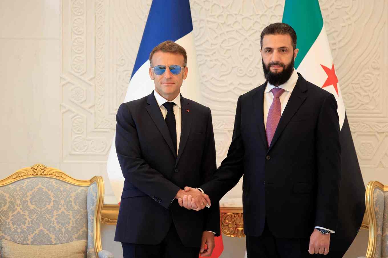 Frankrikes president Emmanuel Macron skakar hand med Syriens interimsledare Ahmed al-Sharaa i Damaskus på tisdagen. Foto: Ludovic Marin/AFP/TT