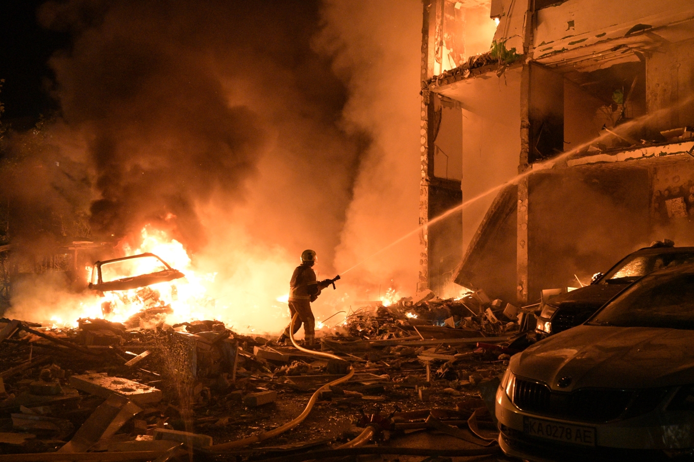 Räddningstjänst som arbetade med att släcka en brand efter de ryska attackerna mot Kiev under natten mot måndagen. Foto: Danylo Antoniuk/AP/TT