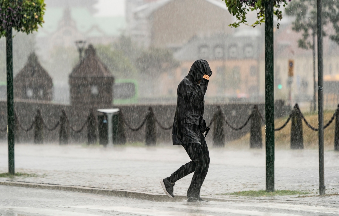 SMHI har utfärdat en gul varning för skyfallsliknande regn och kraftig vind i olika delar av södra Sverige. Arkivbild. Foto: Johan Nilsson/TT
