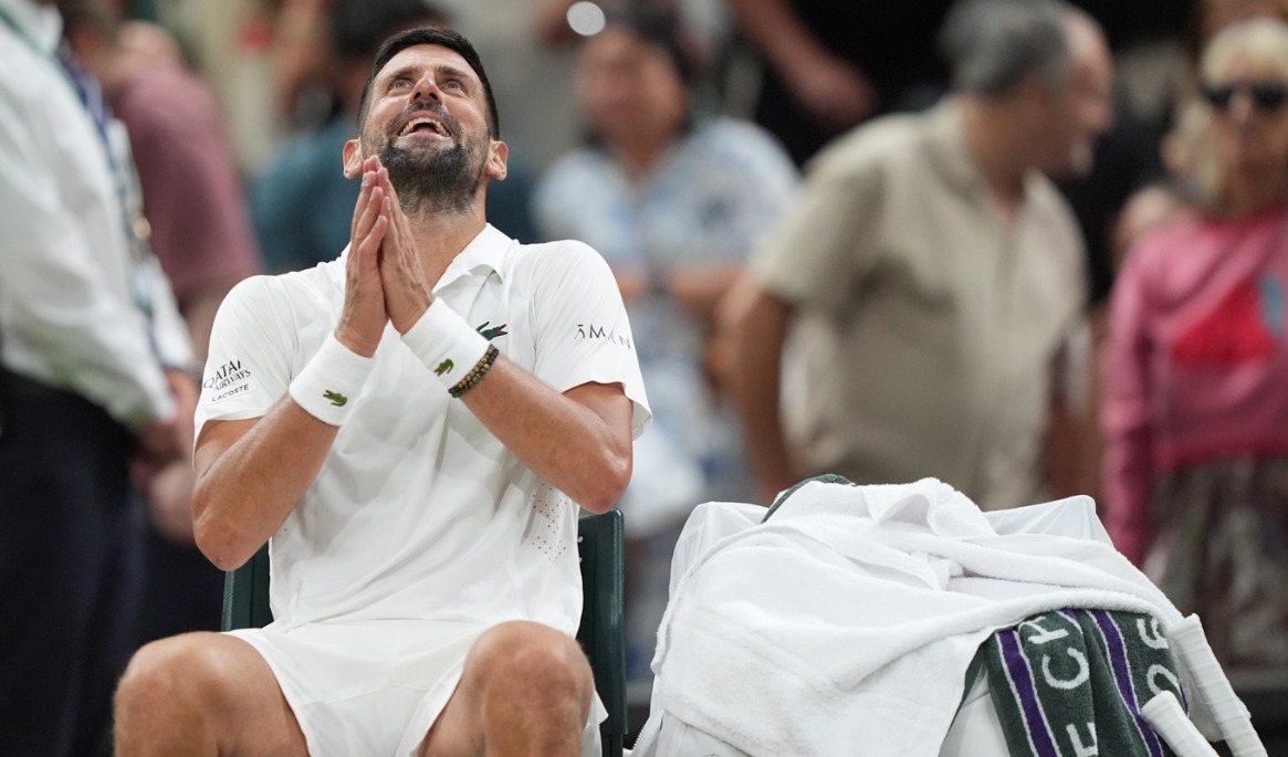 Novak Djokovic söker stöd hos högre makter. Foto: Maja Smiejkowska/AP/TT