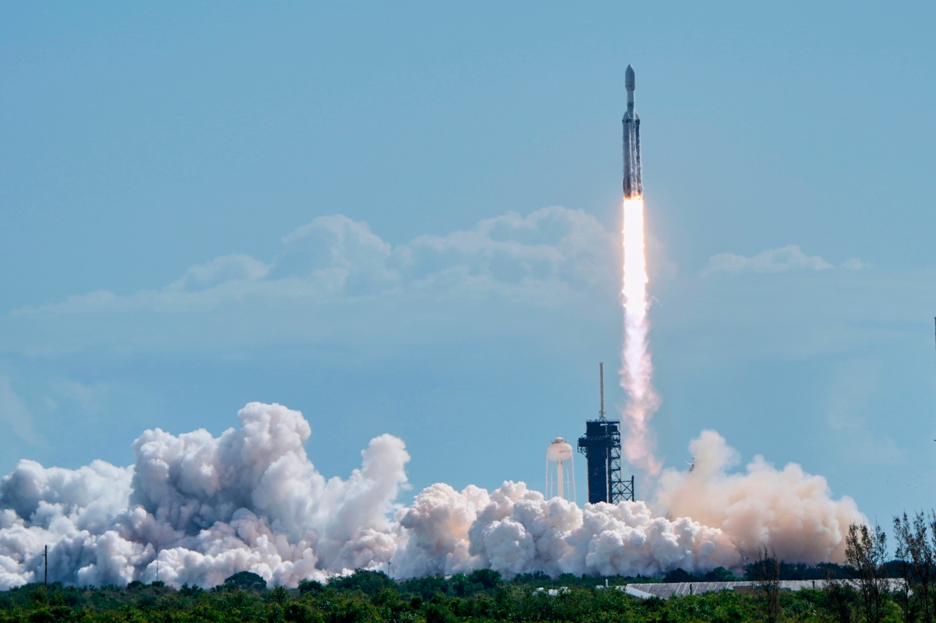 Rymdtrafiken har sina risker. Bild tagen i våras när en Falcon Heavy-raket sköts upp från Cape Canaveral i Florida. Foto: John Raoux/AP/TT