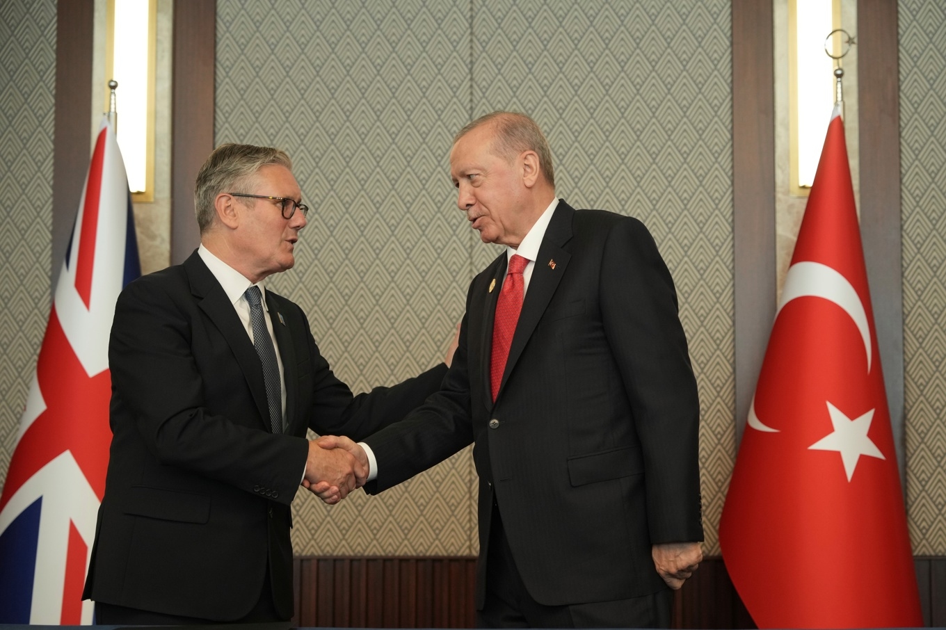 Storbritanniens premiärminister Keir Starmer och Turkiets president Recep Tayyip Erdogan skakar hand under Natomötet i Ankara. Foto: Alastair Grant/AP/TT