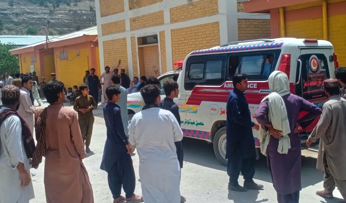 Skadade poliser förs till sjukhuset i Ziarat i Pakistans sydvästra provins Baluchistan. Bilden är tagen 7 juli 2026. Foto: AP/TT