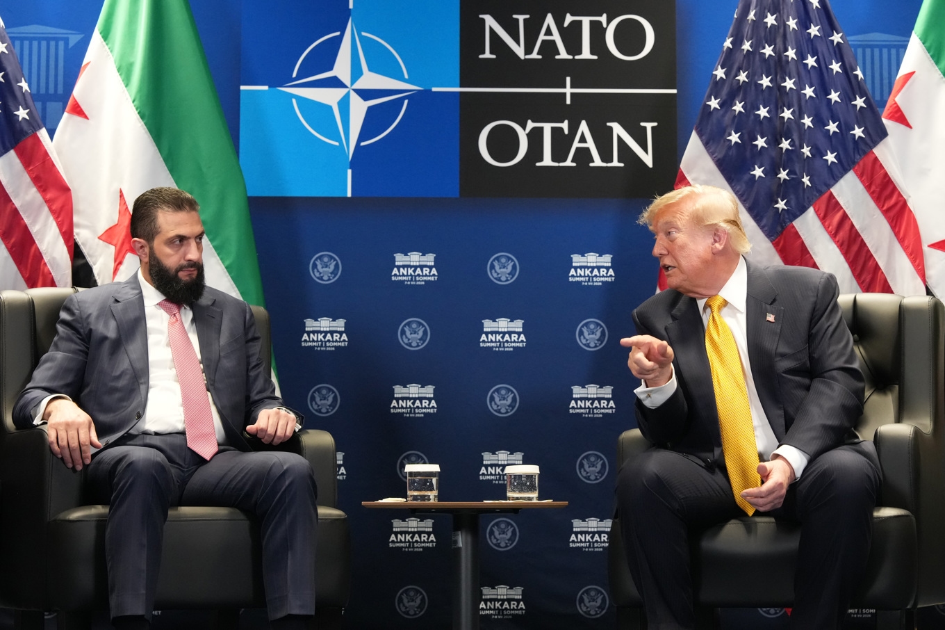 Syriens president Ahmed al-Sharaa och USA:s president Donald Trump träffades vid sidan av Natotoppmötet i Turkiet. Foto: Alex Brandon/AP/TT