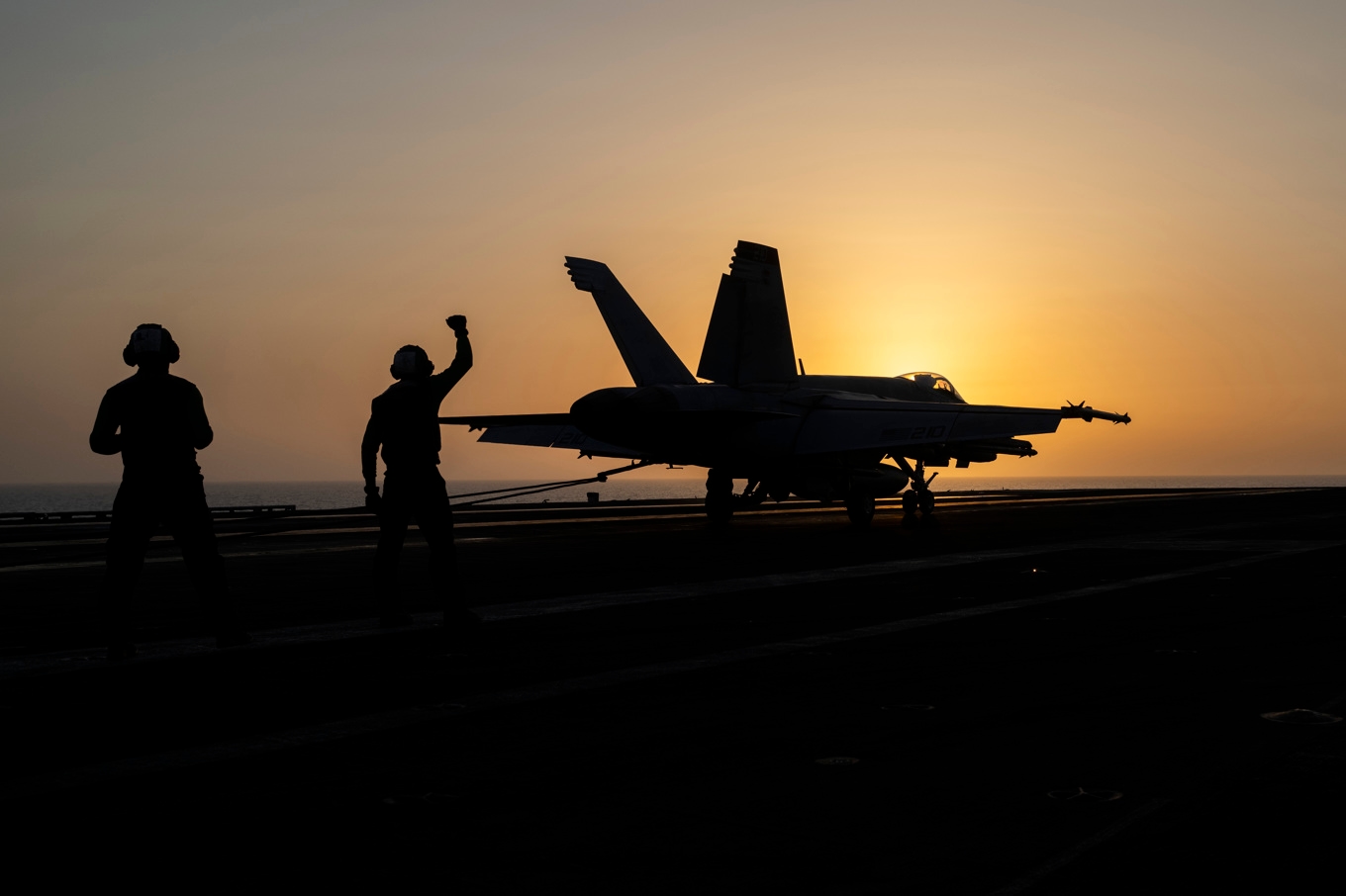 Ett amerikanskt stridsflygplan på ett hangarfartyg i Mellanöstern. Arkivbild. Foto: Bernat Armangue/AP/TT