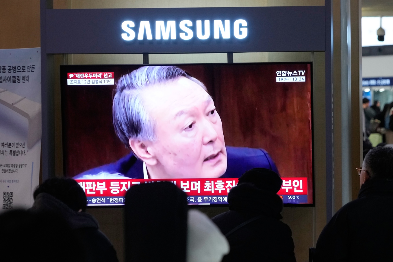 Yoon Suk-Yeol på en tv-skärm på Seouls centralstation i samband med rättsprocesserna mot honom. Arkivbild. Foto: Ahn Young-Joon/AP/TT