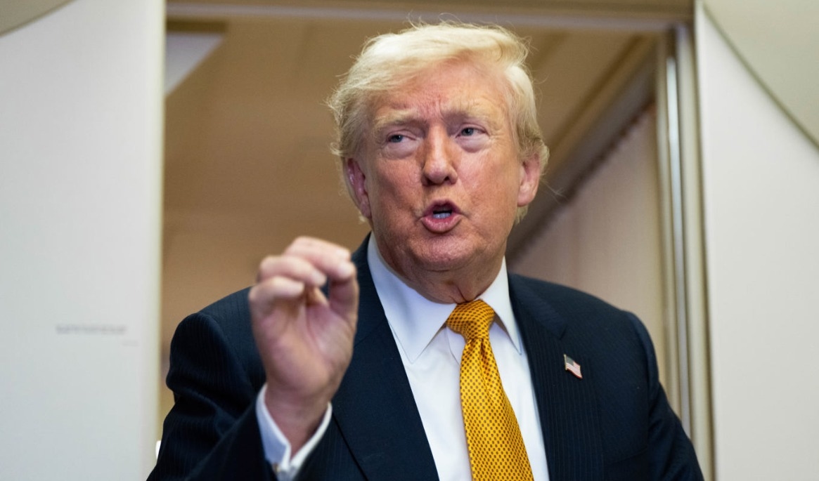 President Donald Trump på Air Force One. Foto: Alex Brandon/AP/TT