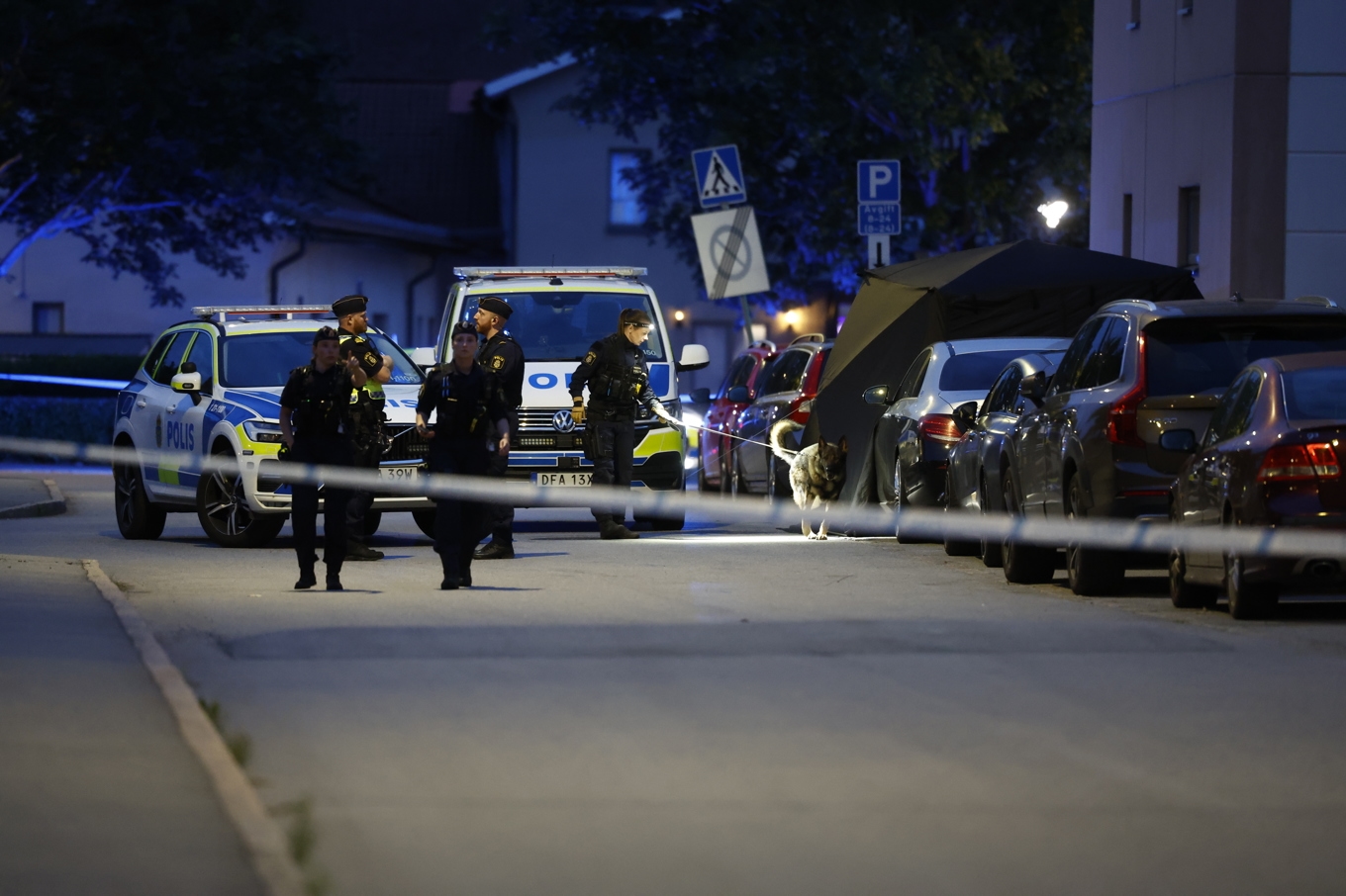 En 19-årig man sköts till döds på i Uppsala på söndagskvällen. Bild från insatsen. Foto: Stefan Jerrevång/TT
