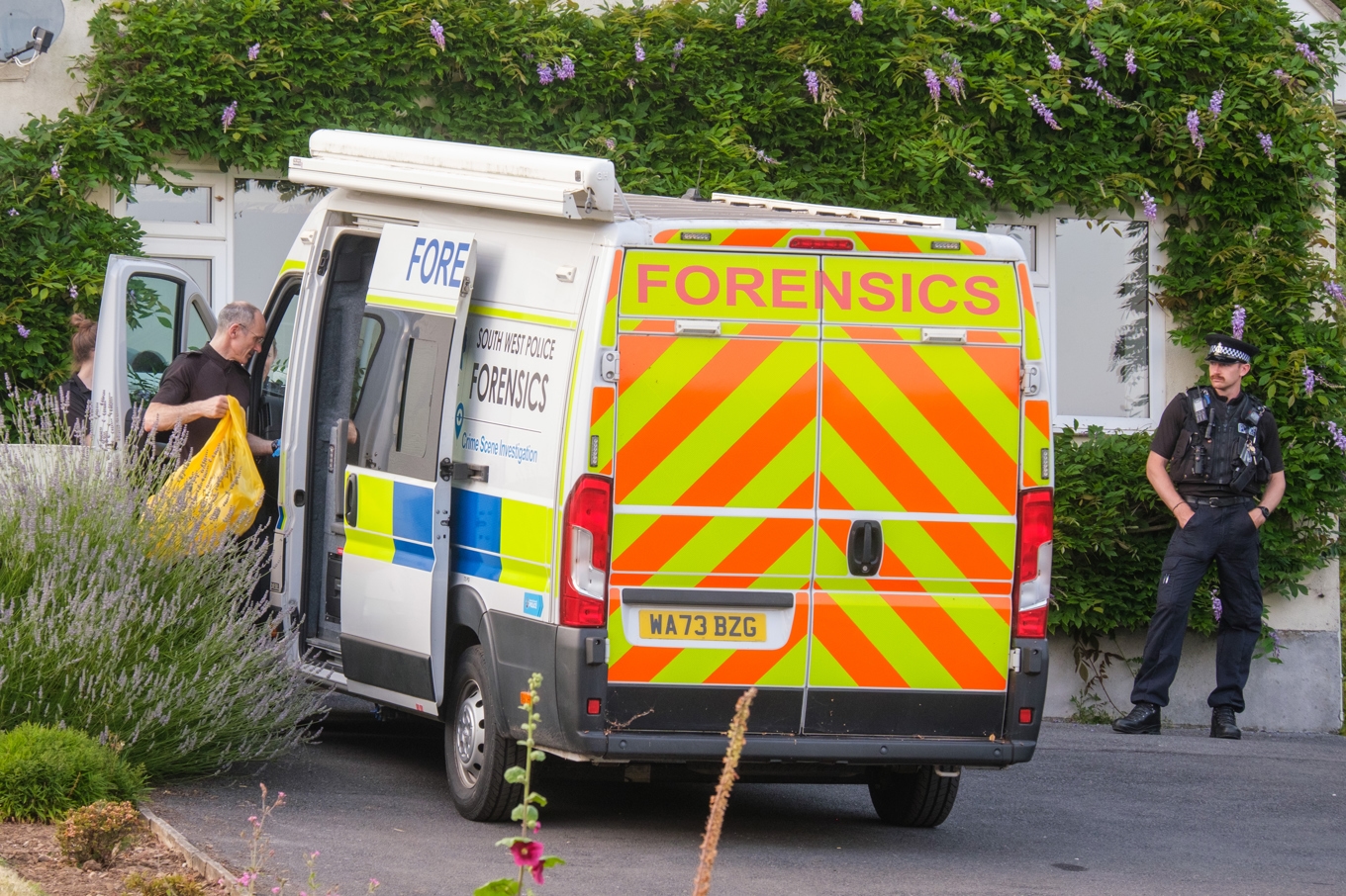 Polis utanför huset i Haytor i södra England där Ann Widdecombe hittades död på torsdagen. Foto: Matt Keeble/PA via AP/TT