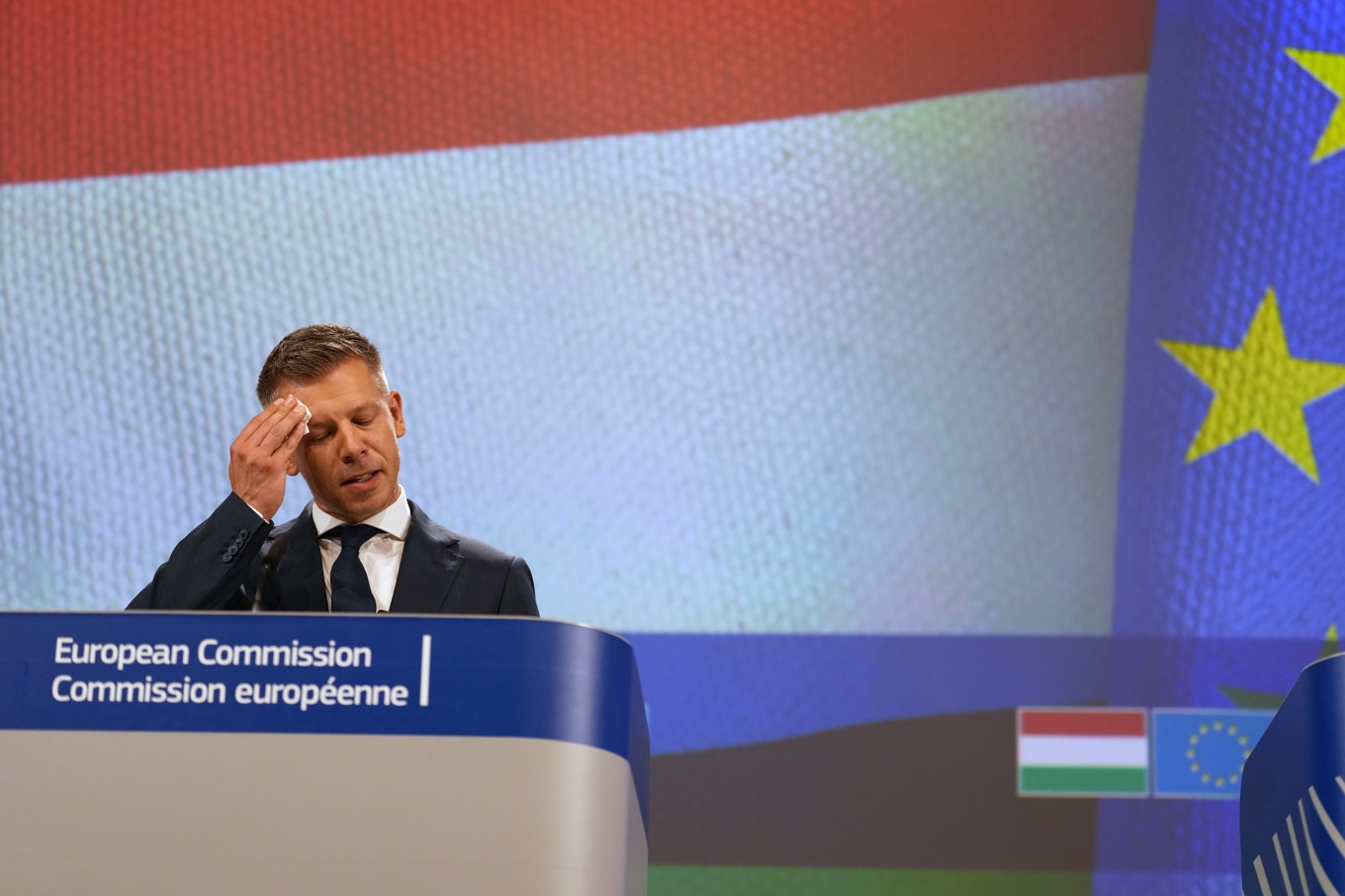 Ungerns premiärminister Péter Magyar har bråttom att möta ett antal EU-krav för att få loss pengar som har frysts. Här talar han under ett besök i Bryssel den 29 maj. Foto: Virginia Mayo/AP/TT