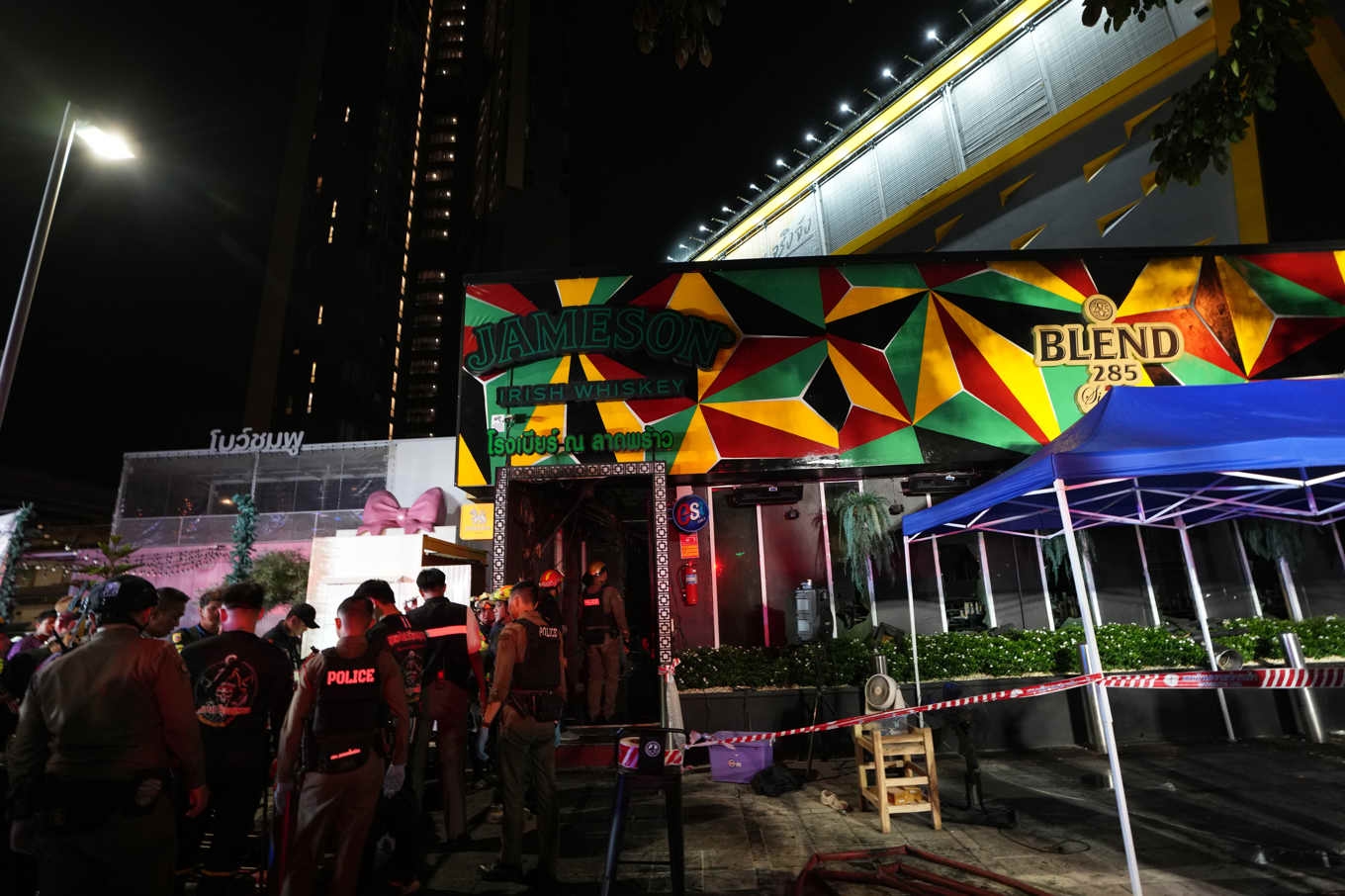 Räddningsarbetare vid brandplatsen i Bangkok i Thailand. Foto: Sakchai Lalit/AP/TT