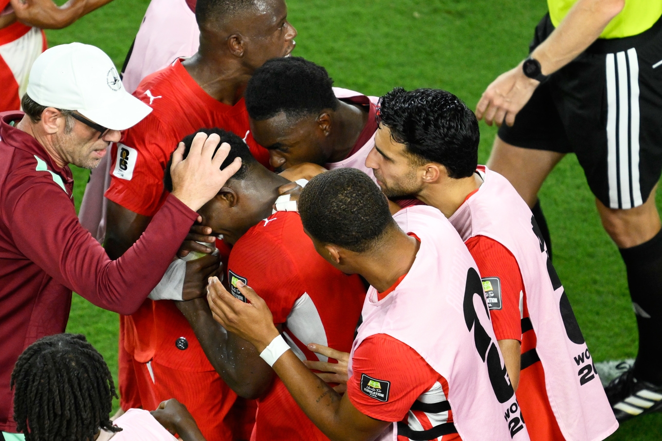 Breel Embolo tröstas av lagkamraterna efter utvisningen. Foto: Reed Hoffmann /AP/TT