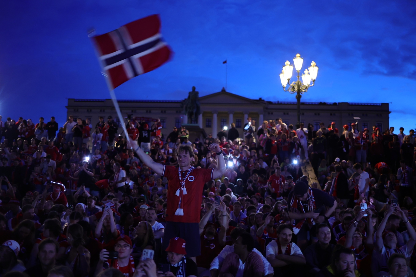 Norska fotbollsfans samlades framför slottet efter förlusten mot England. Foto: Adam Ihse/TT