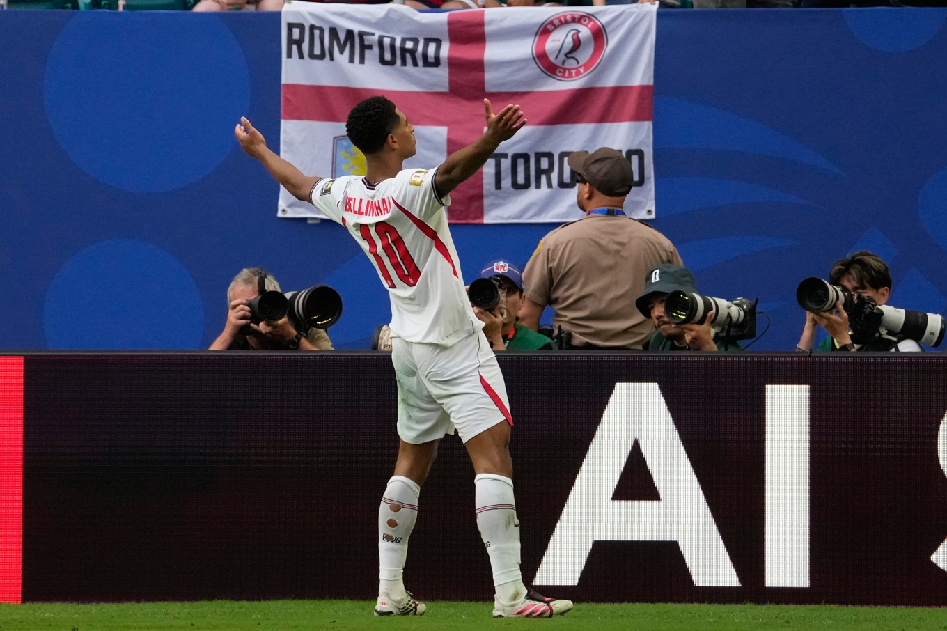 Jude Bellingham sköt England till semifinal i fotbolls-VM med sina två mål i kvartsfinalen mot Norge. Foto: Chris Carlson/AP/TT