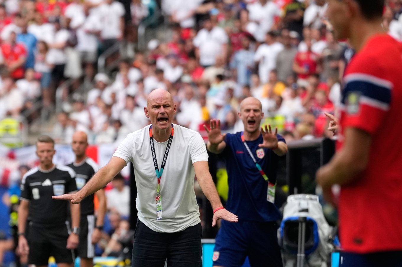 Ståle Solbakken gestikulerar under kvartsfinalen mellan Norge och England. Foto: Rebecca Blackwell/AP/TT
