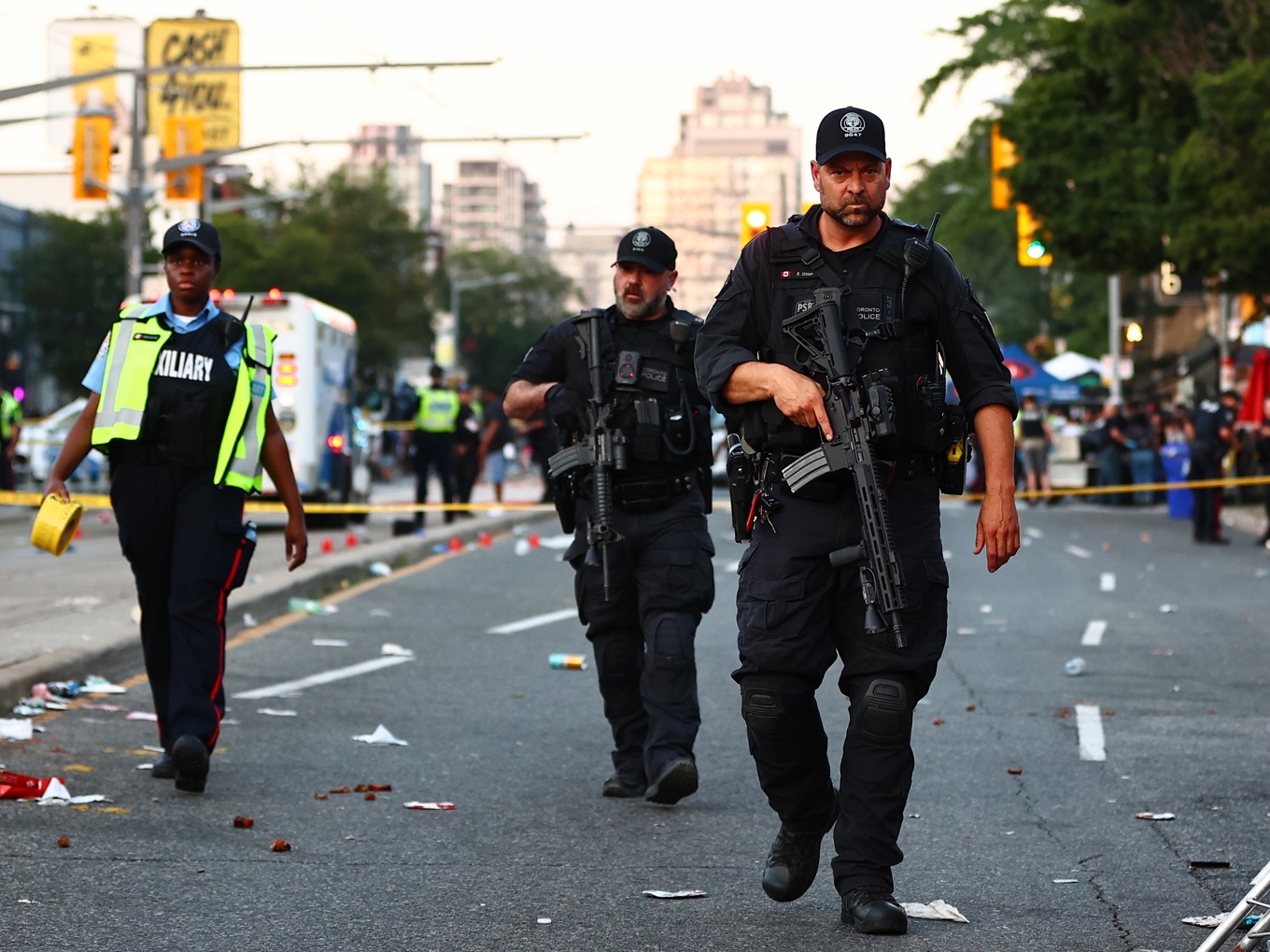 Polis på plats efter den dödliga skjutningen vid en festival i Toronto, Kanada på lördagskvällen lokal tid. Foto: Keito Newman/AP/TT