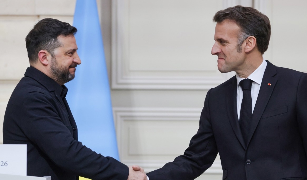 Ukrainas president Volodymyr Zelenskyj skakar hand med Frankrikes Emmanuel Macron under ett möte i Paris i våras. Arkivbild. Foto: Ludovic Marin/AP/TT