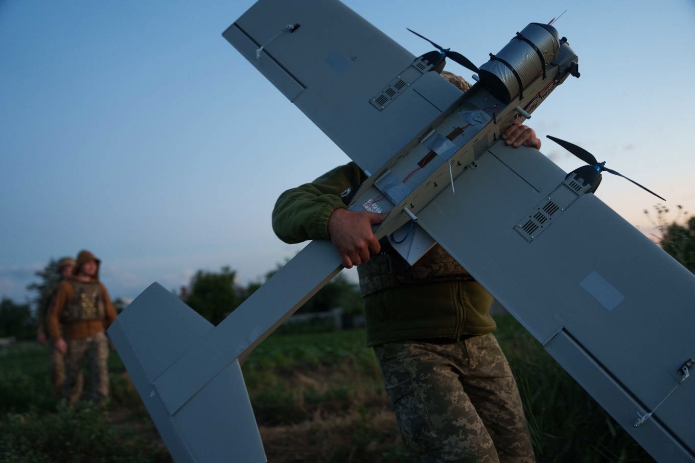 En soldat från Ukrainas drönarstyrka USF bär fram en medeldistansdrönare som ska skickas mot ryska positioner. Bilden är tagen i juni. Foto: Jevgenij Maloletka/AP/TT