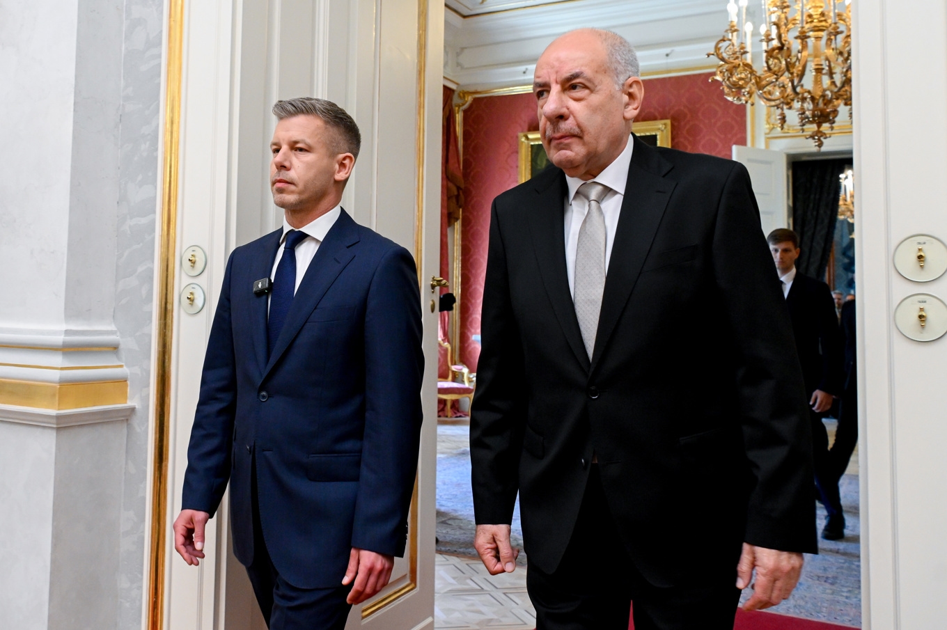 Ungerns premiärminister Péter Magyar (vänster) har tidigare kritiserat president Tamás Sulyok för att troget gå i förre premiärministern Viktor Orbáns ledband. Arkivbild. Foto: Szilard Koszticsak/AP/TT