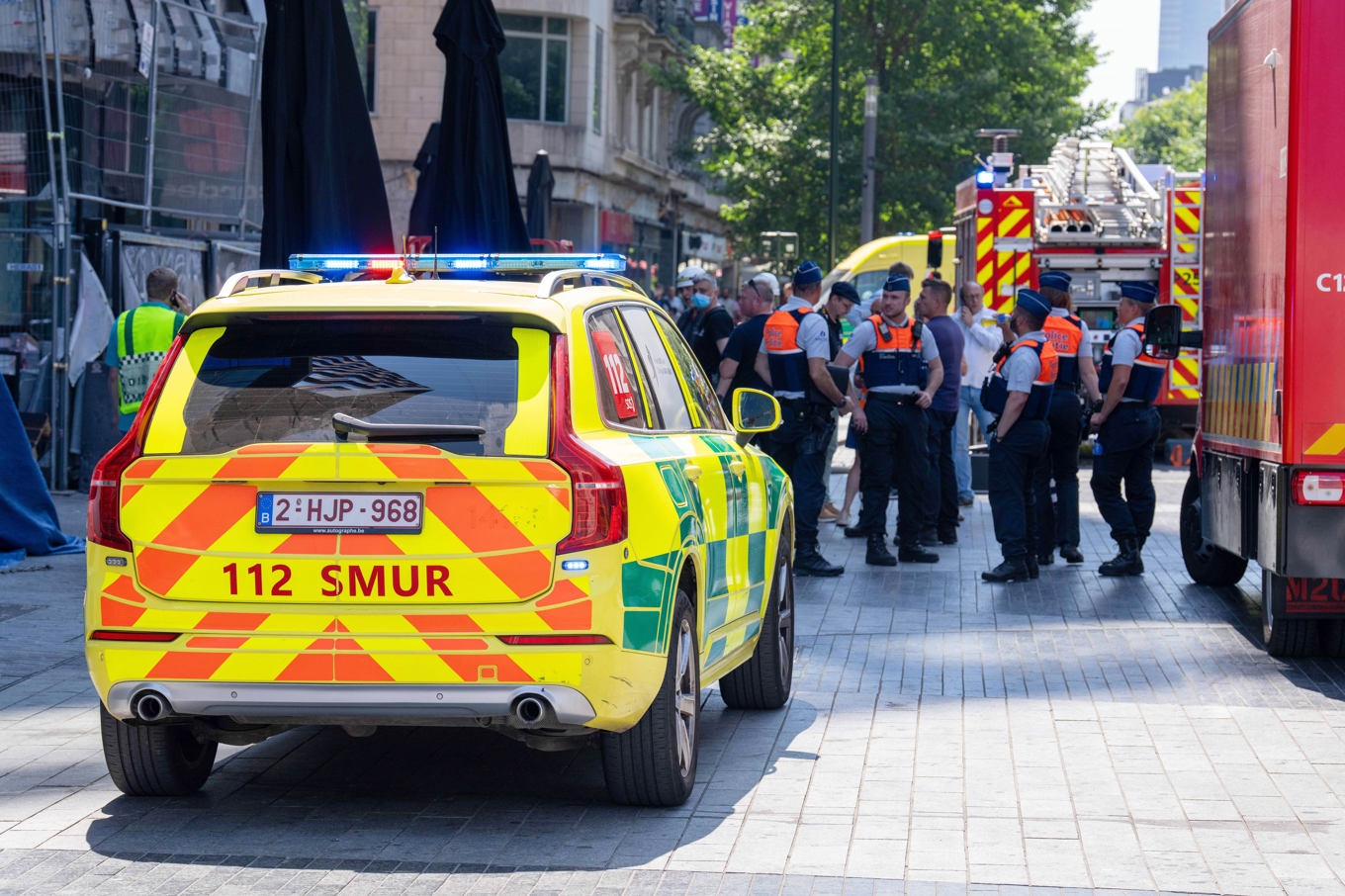 Räddningsarbetare och polis på plats vid den eldhärjade byggnaden i centrala Bryssel. Foto: Marius Burgelman/AP/TT