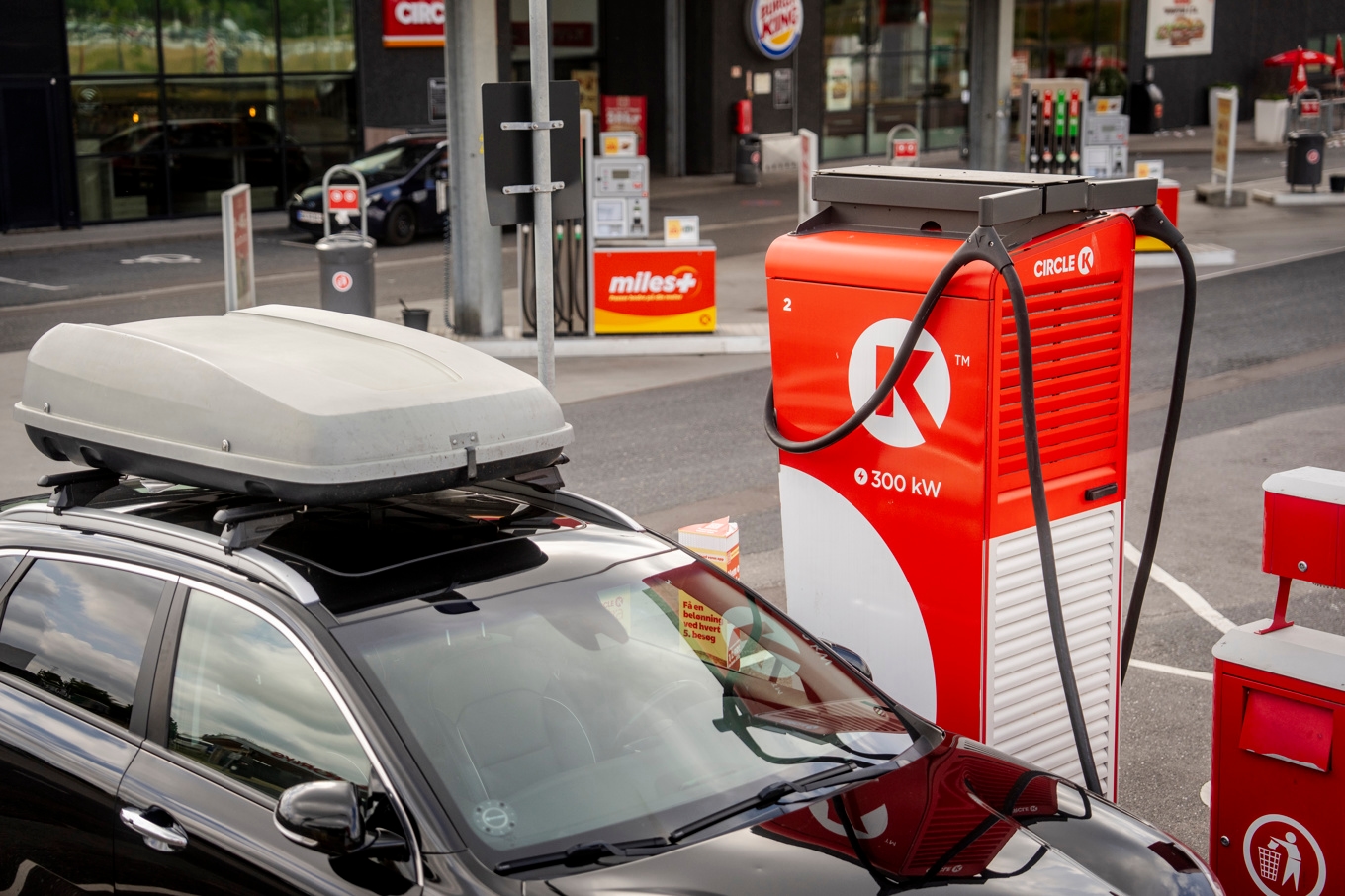 El, bensin eller diesel på macken. Just nu är det i många fall billigare att tanka fossilt. Arkivbild. Foto: Mads Claus Rasmussen/Scanpix/TT
