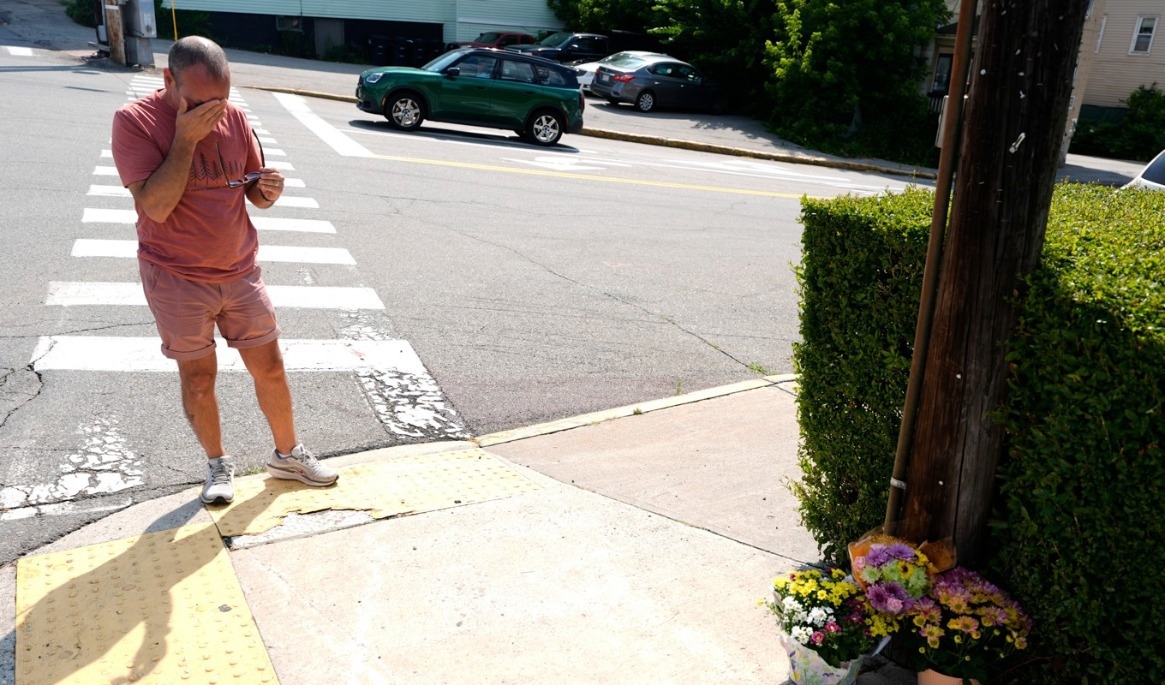 Blommor har lagts ut på platsen för skjutningen. Foto: Robert F. Bukaty/AP/TT