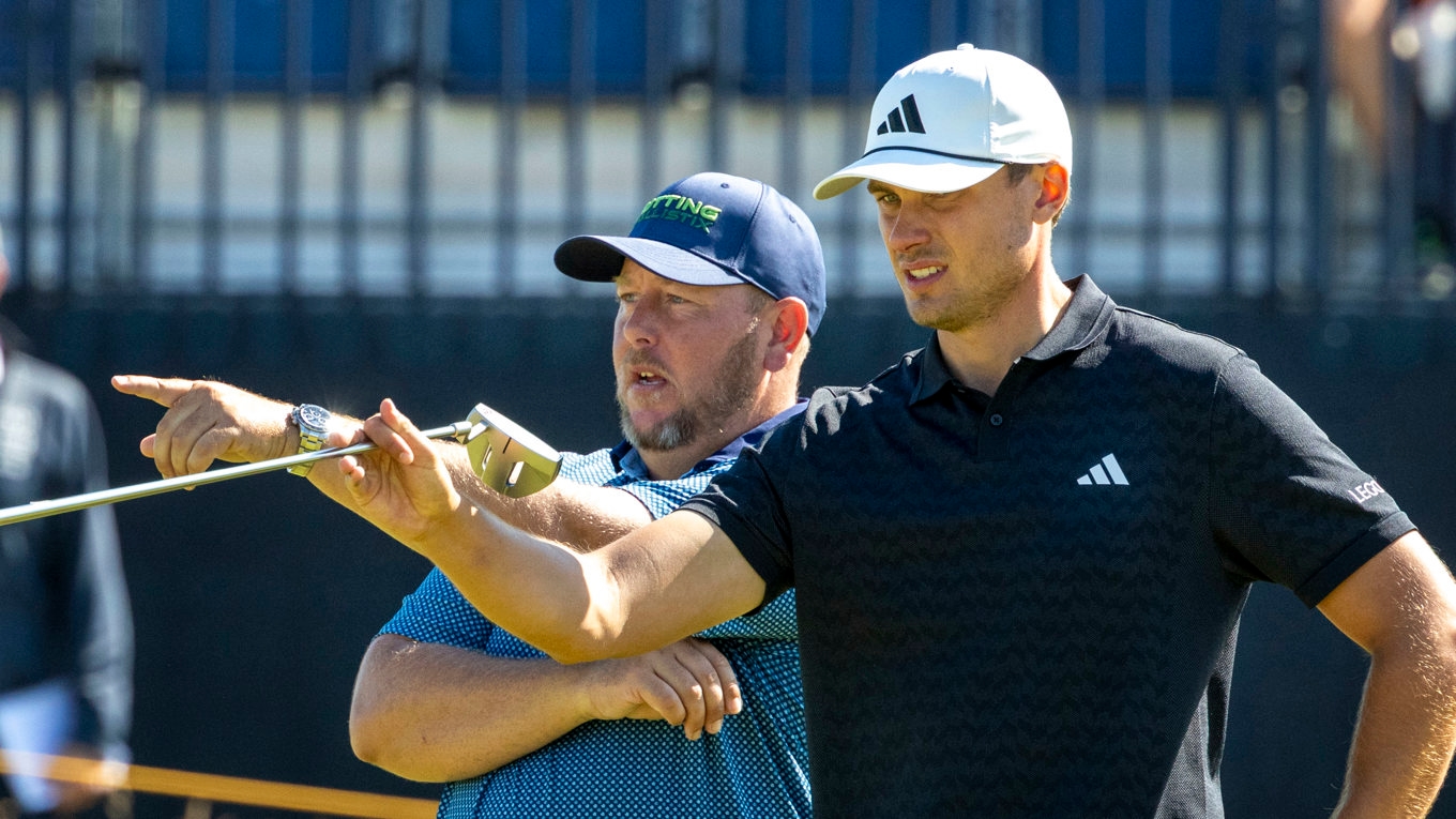 Ludvig Åberg (höger) tillsammans med puttningsgurun Stephen Sweeney under ett träningspass på Royal Birkdale. Foto: Christer Höglund/TT