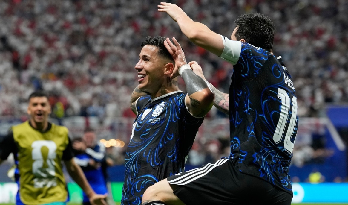 Argentinas Enzo Fernandez firar med Lionel Messi. Foto: Rebecca Blackwell/AP/TT